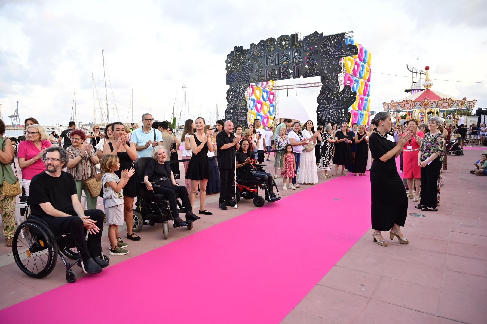 El Moll de Costa se viste de moda con el desfile solidario de Cáritas