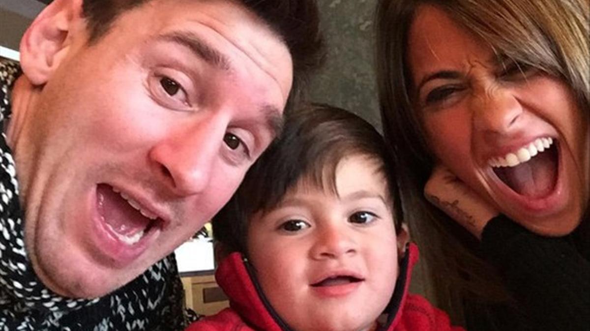 Messi, su hijo, Thiago, y su mujer, Antonella Roccuzzo, en una foto colgada por el astro en Instagram.