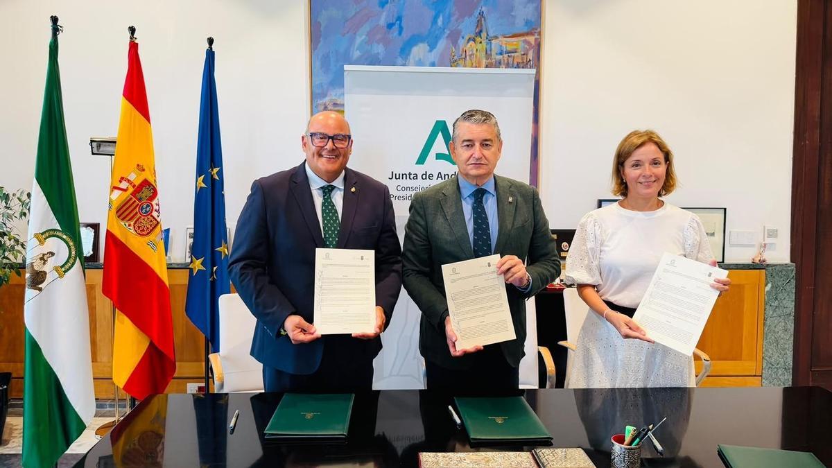 El alcalde veleño Jesús Lupiáñez, el consejero de Sanidad, Antonio Sanz y la gerente del SAS, Valle García han firmado el convenio para construir un nuevo centro de salud en Torre del Mar.
