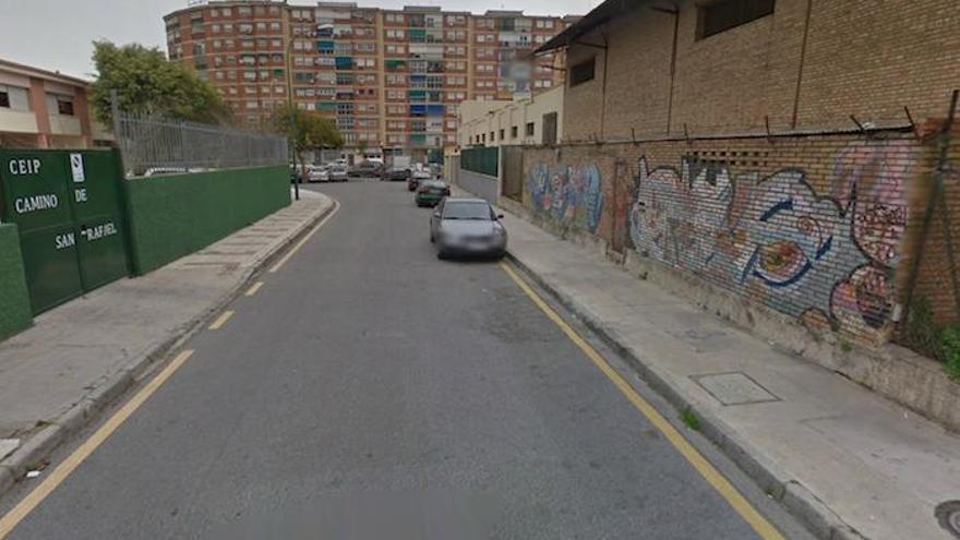 La calle Guerrita aparece aquí con coches aparcados pese a las bandas amarillas que lo prohíben.