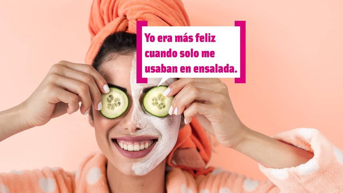 Chica con mascarilla y rodajas de pepino en los ojos