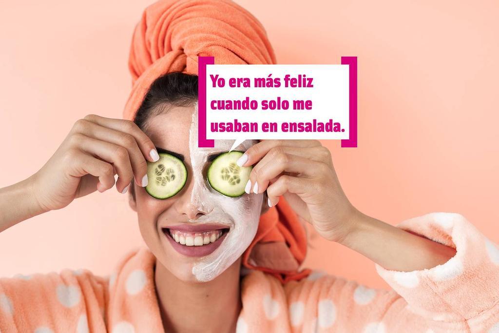 Chica con mascarilla y rodajas de pepino en los ojos