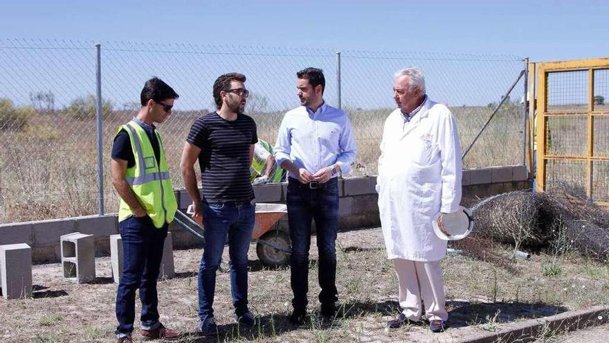 Visita a los trabajos de reparación del vallado.