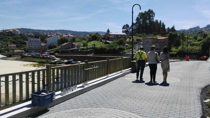 La alcaldesa y la jefa de Costas visitaron ayer la obra. // S.A.