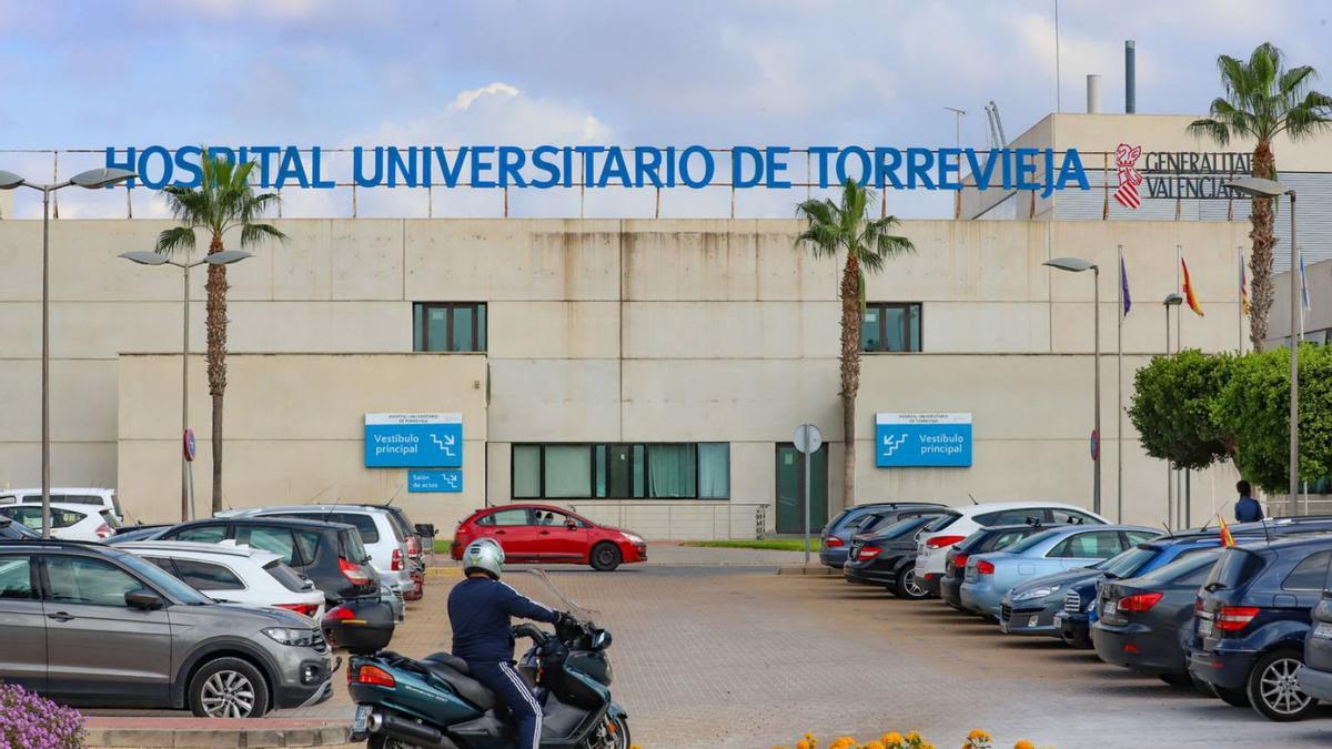 El hospital de Torrevieja, tras la reversión de la concesión que tenía Ribera Salud.  | TONY SEVILLA