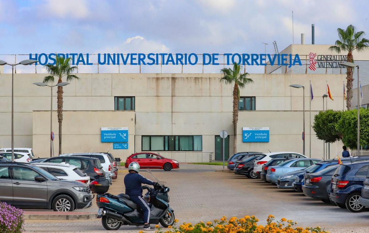 El hospital de Torrevieja, tras la reversión de la concesión que tenía Ribera Salud.  | TONY SEVILLA