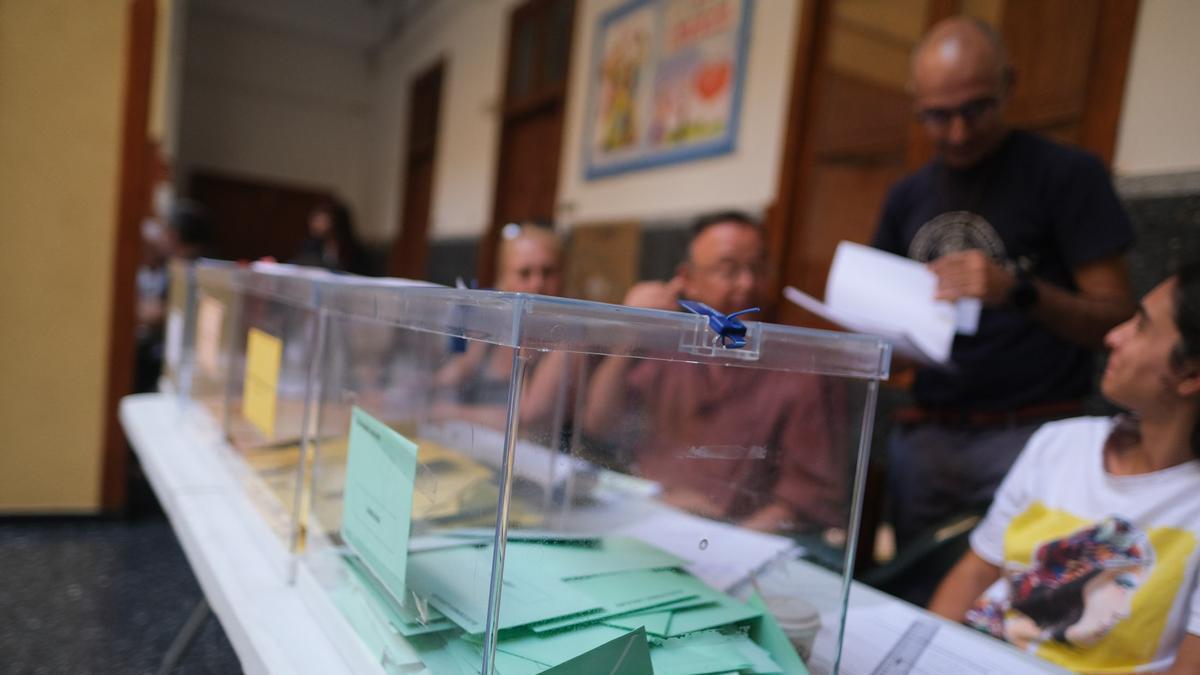 Urnas en un colegio electoral de canarias, en 2023.