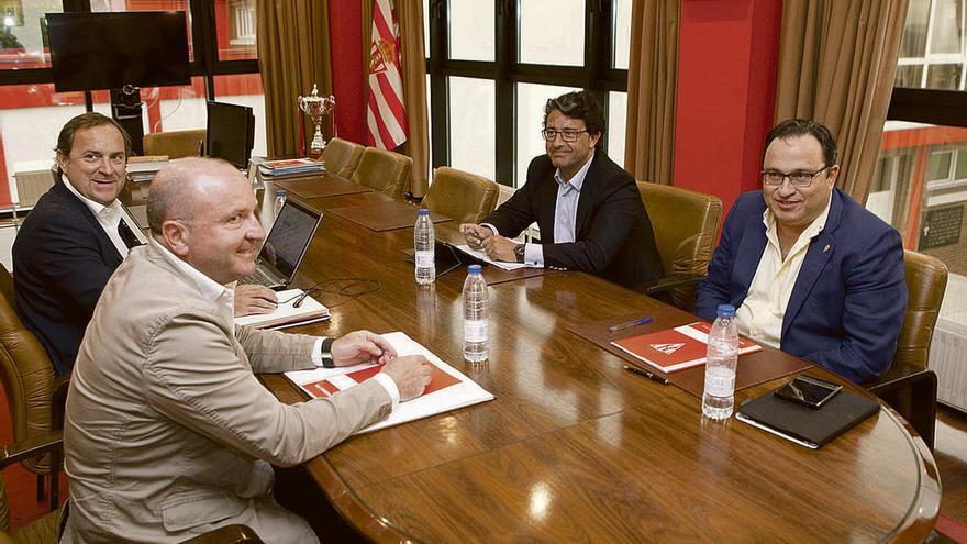Por la derecha, Javier Fernández, Fernando Losada, Javier Martínez y Ramón de Santiago, durante una reunión del consejo de administración.