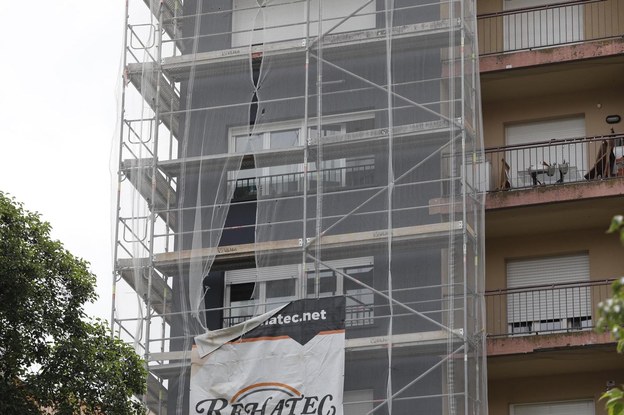 Un operari de la construcció cau d'una bastida des d'un sisè pis de Girona