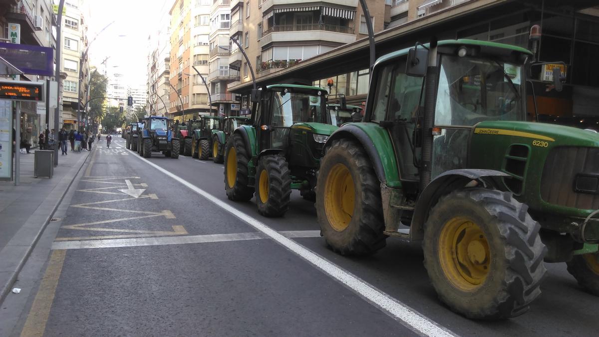 Protesta de los agricultores en 2017, tractores ocupan la avenida de la Constitución de Murcia