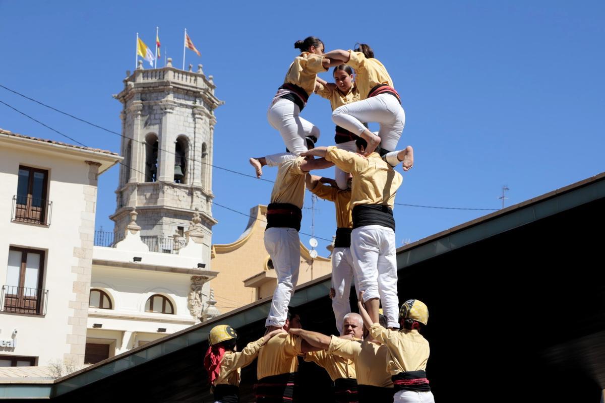 Els 'castells' dels Bordegassos de Vilanova i la Geltrú toman las calles de Vila-real
