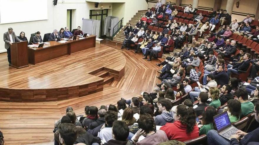 Un momento de la reunión del claustro universitario, ayer, en la Facultad de Economía y Empresa.