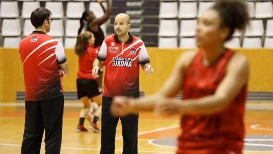 Èric Surís, al fons, amb Helena Oma en primer pla, en un entrenament d&#039;aquesta temporada.