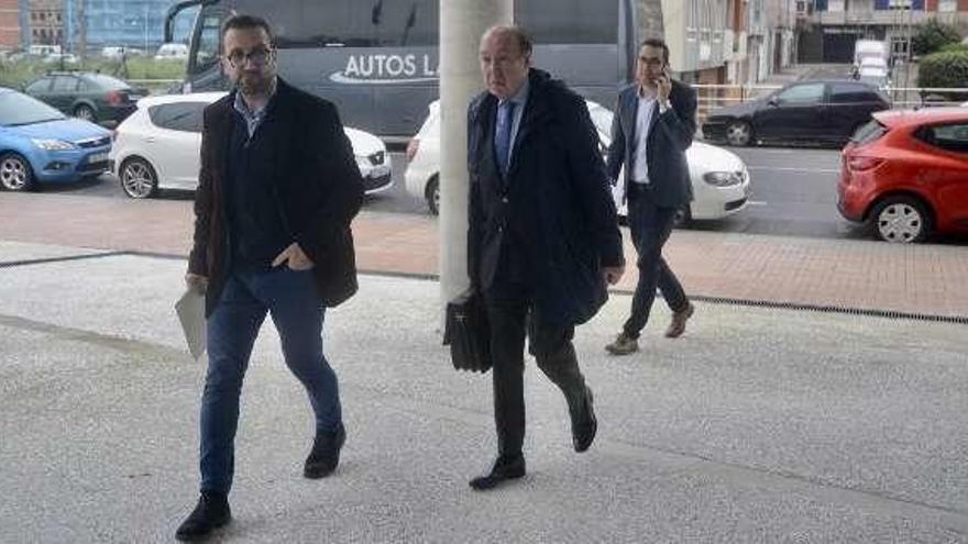 El jefe de Carreteras del Estado en Pontevedra y otros técnicos. // R.V.