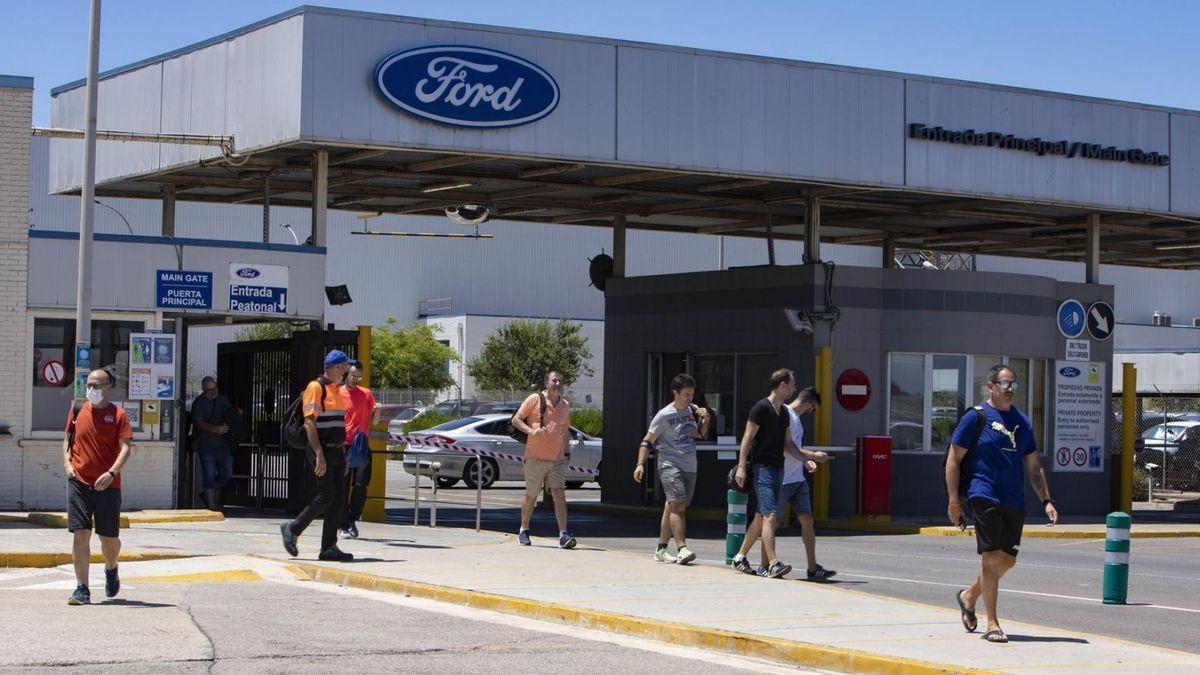 Trabajadores saliendo de Ford Almussafes.