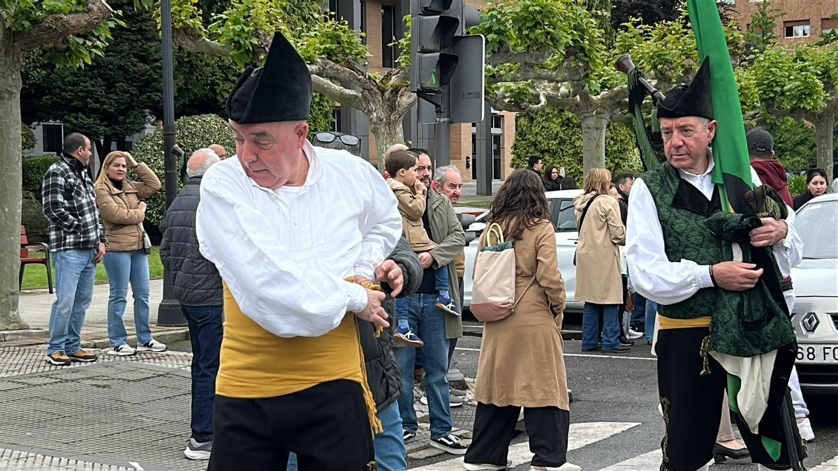 EN IMÁGENES: Castrillón se vuelca con la cabalgata de carrozas y xarrés