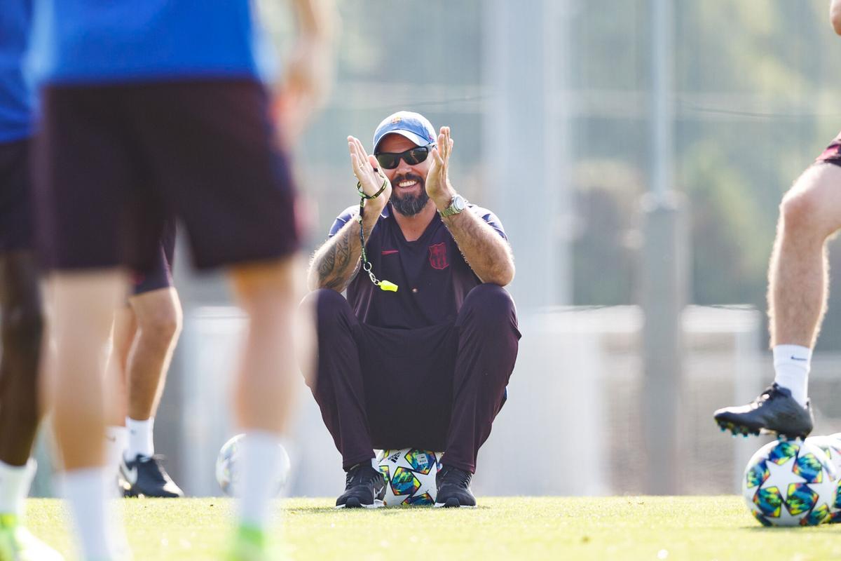 Valdés, dirigiendo un entrenamiento del juvenil del Barça.