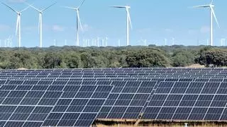 Las eléctricas preparan una oleada de ‘megaplantas’ verdes que mezclan molinos y paneles solares