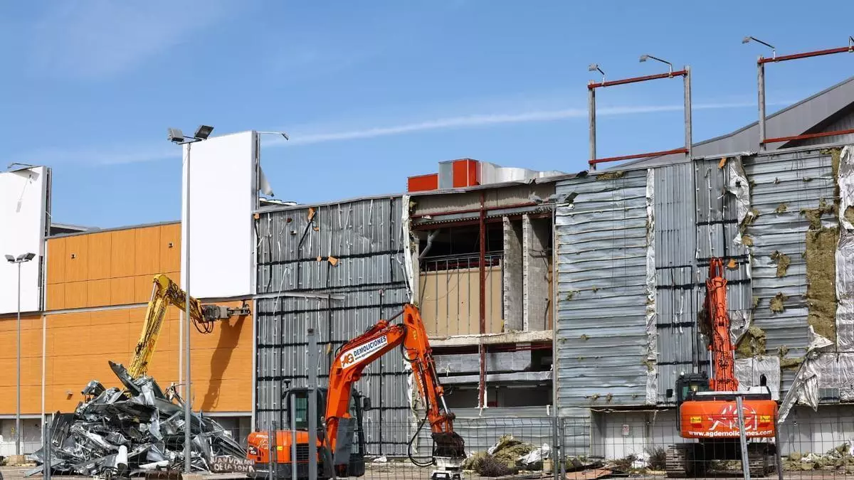 Adiós a Plaza Imperial: las máquinas han empezado a demoler el centro comercial que fue un proyecto estrella para Zaragoza