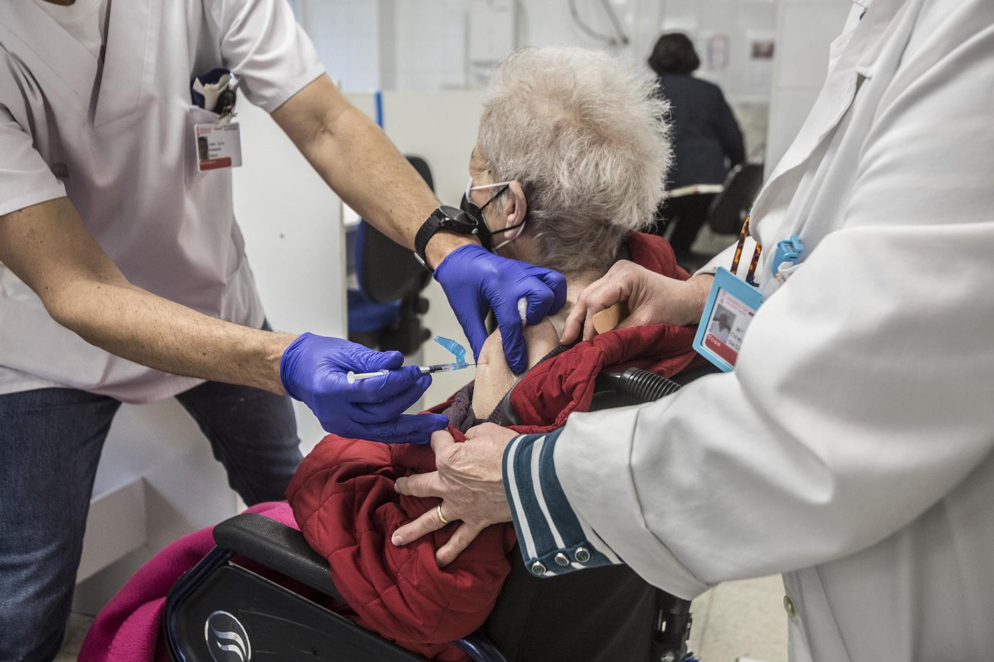 Los mayores de 90 años se vacunan contra el covid