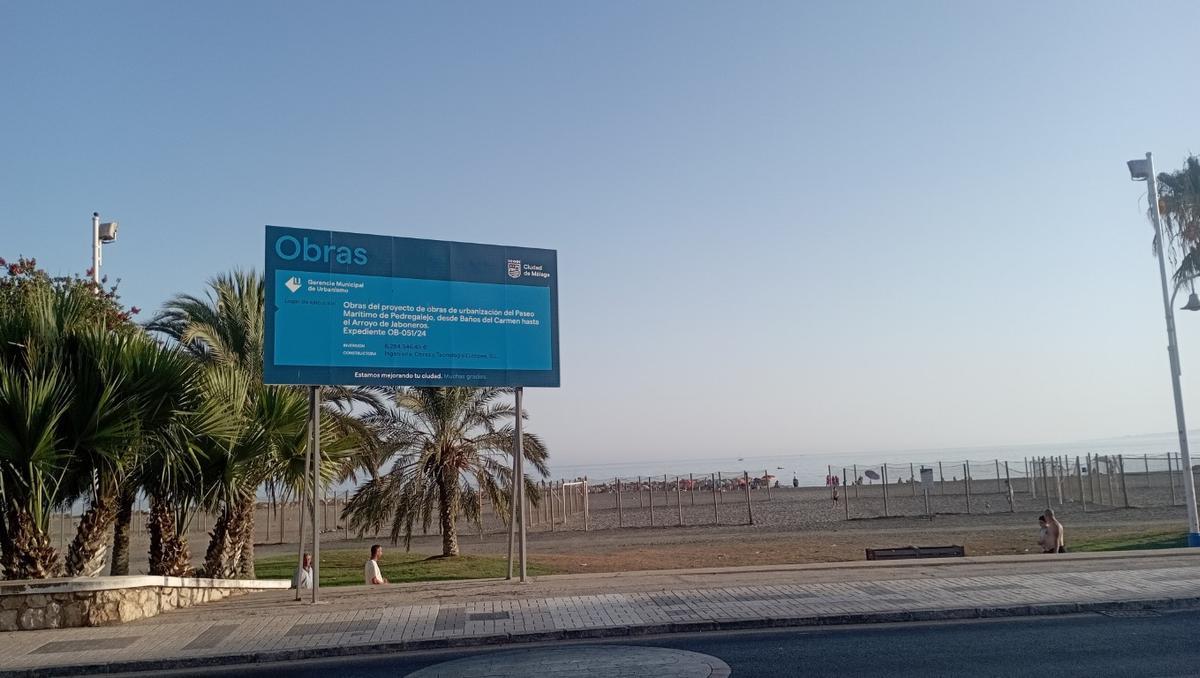 Cartel con el anuncio de las obras del paseo marítimo de Pedregalejo.