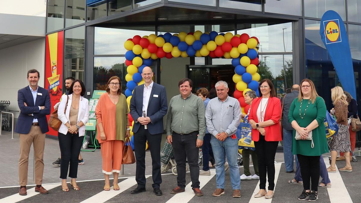 La alcaldesa de Burriana, María José Safont, ha visitado esta mañana el nuevo supermercado acompañada de otros representantes municipales, así como del director regional de Lidl en la Comunitat Valenciana, Grischa Voss.
