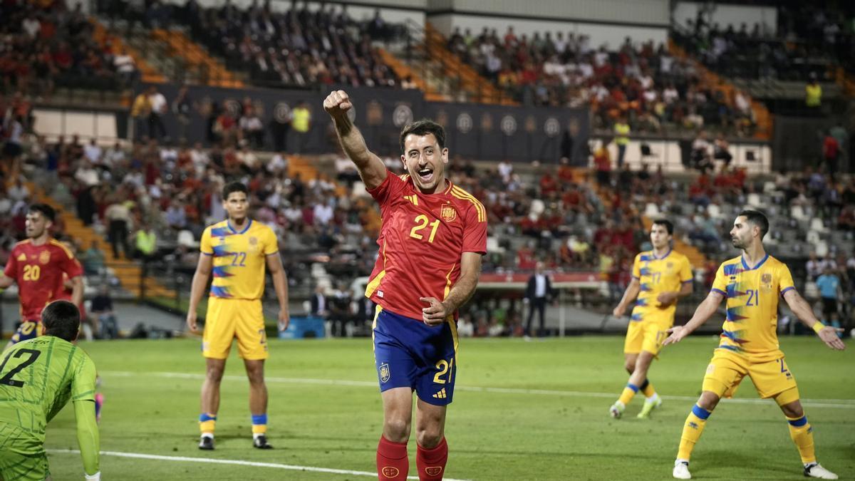 Mikel Oyarzabal celebra un gol anotado a Andorra en el Nuevo Vivero.