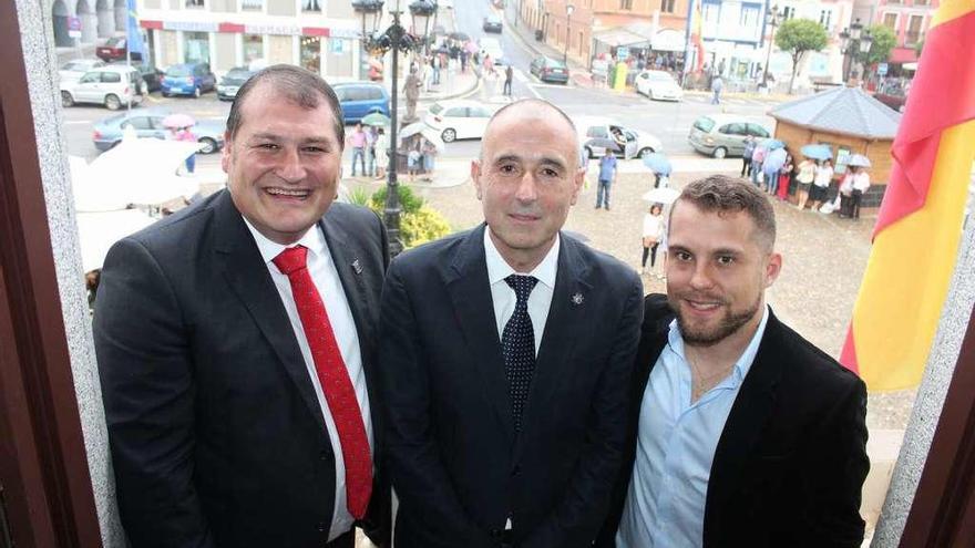 El alcalde, César Álvarez; Luis Felipe Fernández y el presidente de la Comisión de Fiestas, Daniel Álvarez, ayer, en el balcón del Consistorio, minutos antes del inicio del pregón.