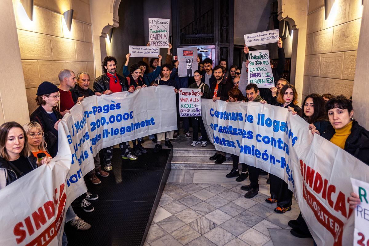 Decenas de inquilinos protestan ante una inmobiliaria de Barcelona por una estafa de 200.000 euros