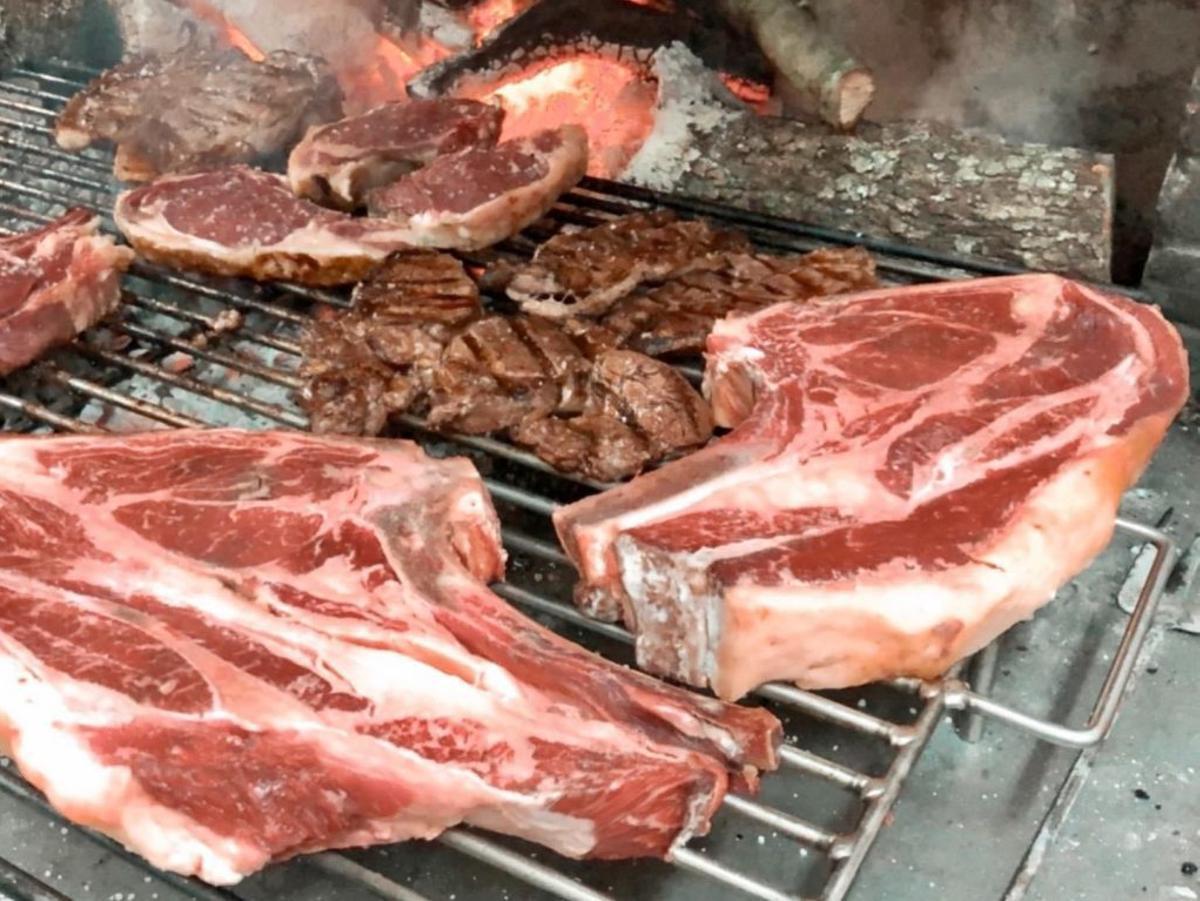 Chuletas de la IGP Ternera de Aliste, distintas setas de los bosques de la comarca y, abajo a la izquierda, castañas. | ARCHIVO