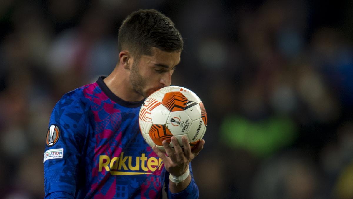 Ferran Torres se concentra besando el balón antes de tirar el penalti