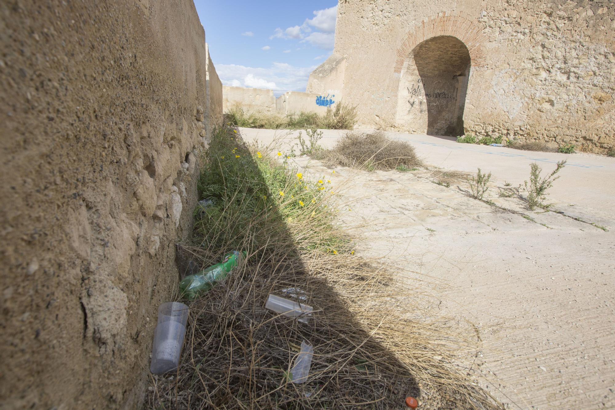 Restos de basura, pintadas, grietas... Esta es la imagen que da el Castillo de Santa Bárbara