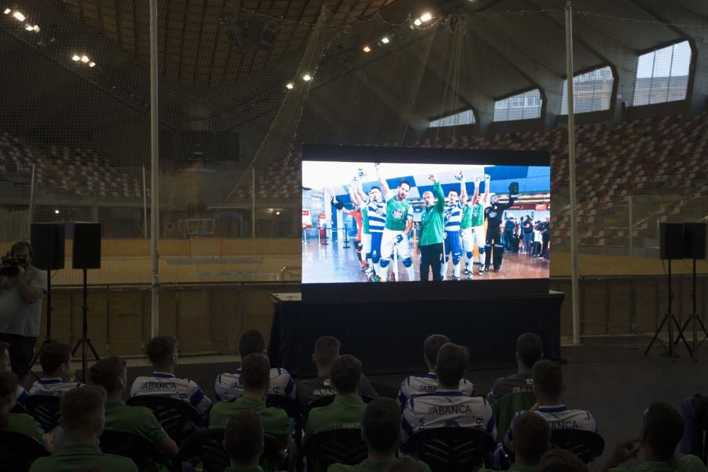 El equipo de hockey sobre patines presenta en el Palacio de los Deportes de Riazor las equipaciones para la temporada. La primera seguirá siendo verdiblanca y la segunda, blanquiazul como la del Dépor