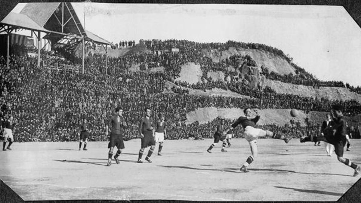 UN DÍA CLAVE. Navidad de 1921. Barça-Sparta de Praga en La Foixarda.El público desbordó el campo y se convirtió en prioritario levantar Les Corts.