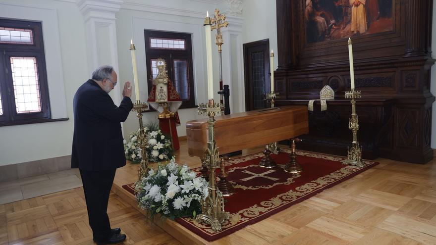 Así fue la multitudinaria adiós a Díaz Merchán en la capilla ardiente de Oviedo: "Era un hombre bueno que ha dejado una huella indeleble"