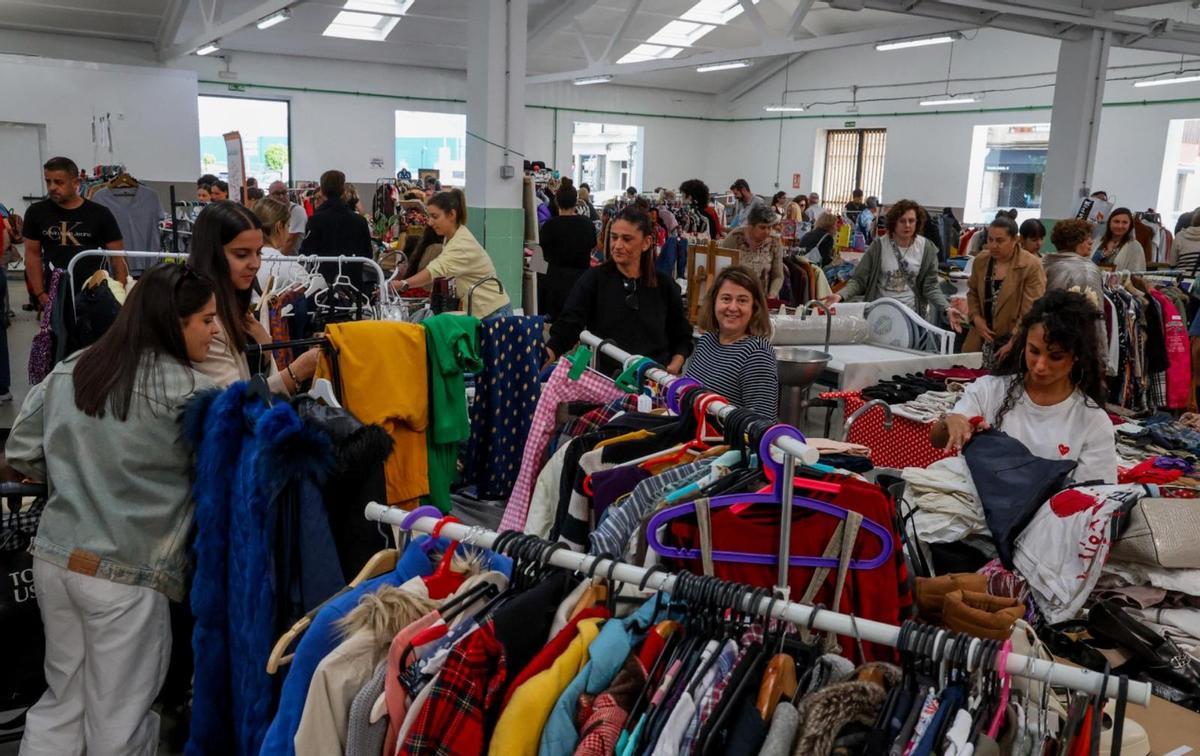 Ambiente en el mercado de segunda mano de Vilagarcía.