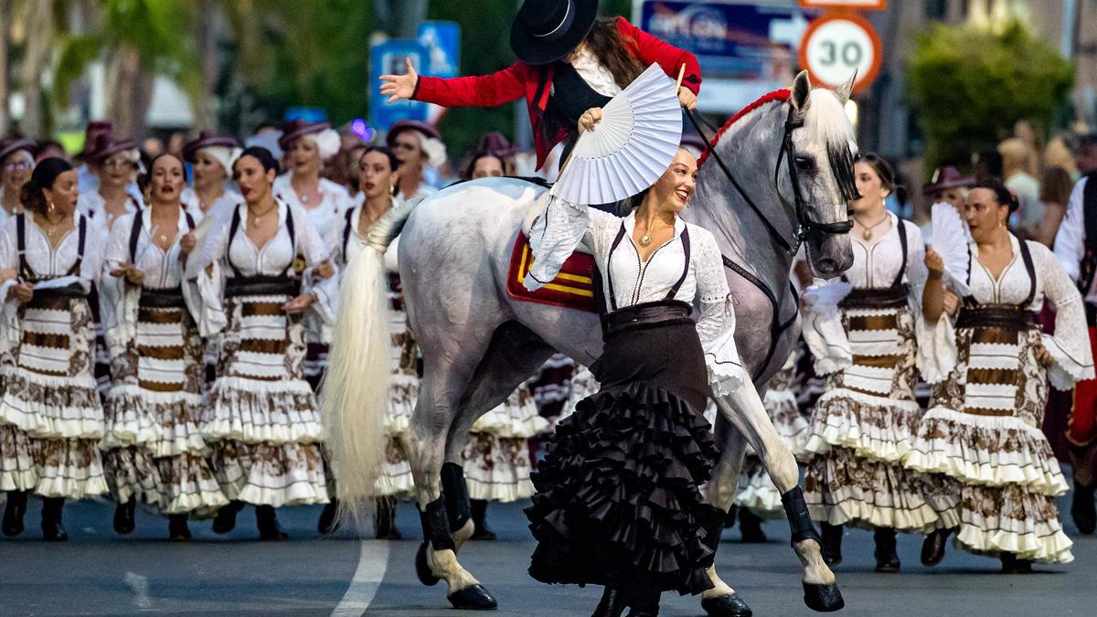 Las once compañías de la cruz recorren las calles ante la atenta mirada del público que volvió a sentir el vibrar de la música | Como en el Desfile moro, el boato lo formaron Reyes que ostentaron el cargo en años anteriore