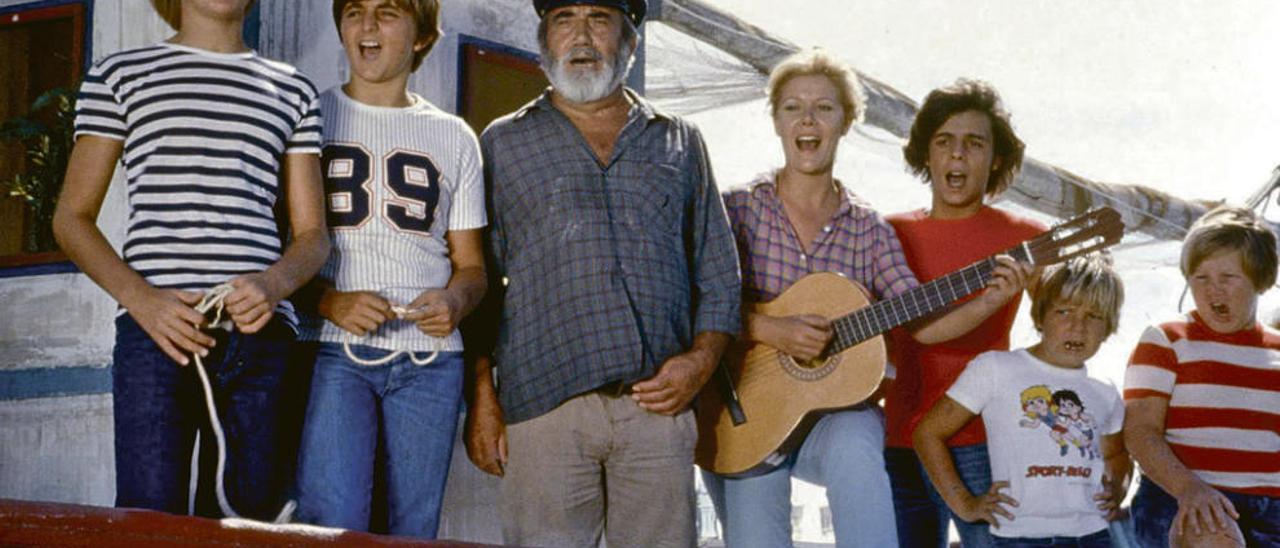 La pandilla de la serie televisiva &quot;Verano Azul&quot; en el barco pesquero &quot;La Dorada&quot; de Chanquete, manifestándose.