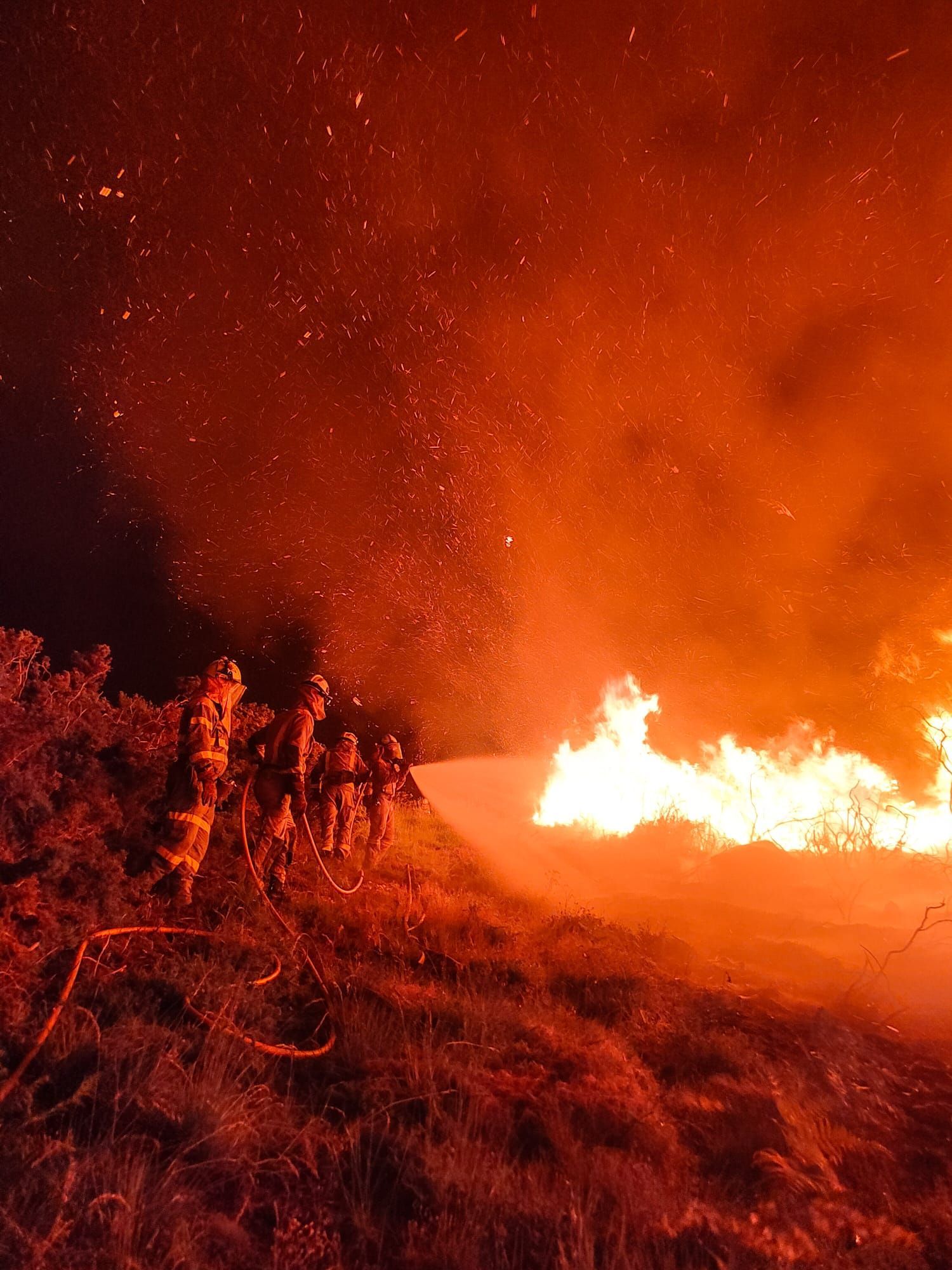 Un incendio arrasa los montes de Crecente