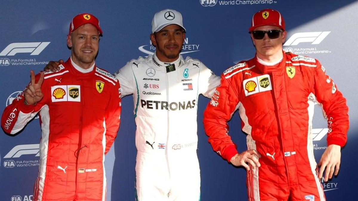 Sebastian Vettel, Lewis Hamilton y Kimi Raikkonen, tras lograr el campeón británico la 'pole' del GP de Australia.