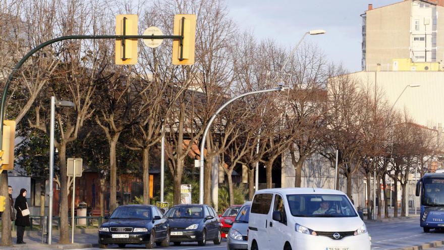 Salt posa cada dia 28 multes amb una  càmera a conductors que se salten el semàfor