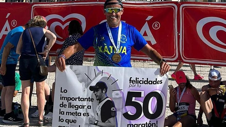 Rafa Masip tras completar su 50ª maratón, en Lisboa.