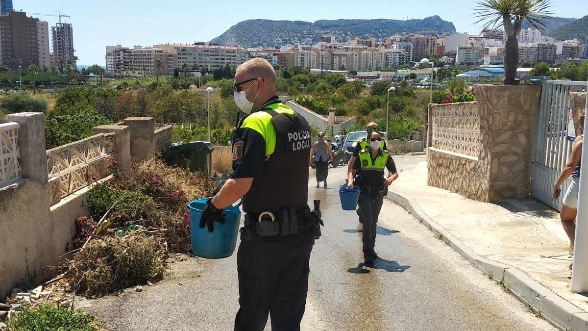 La policía de Calp sofoca con rapidez un incendio próximo a las casas