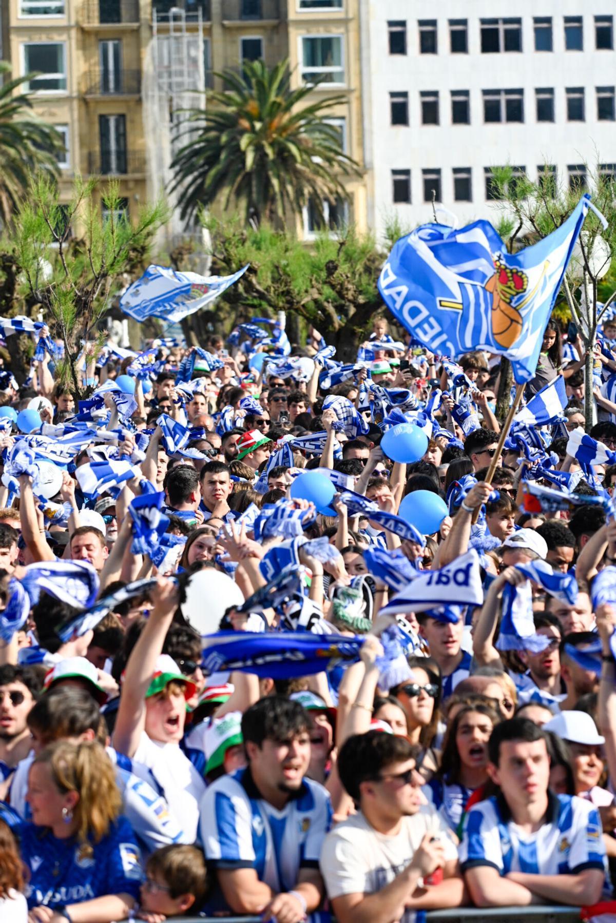 Varios aficionados de la Real Sociedad durante la celebración del equipo por la victoria en la Copa del Rey Varios aficionados de la Real Sociedad durante la celebración del equipo por la victoria en la Copa del Rey