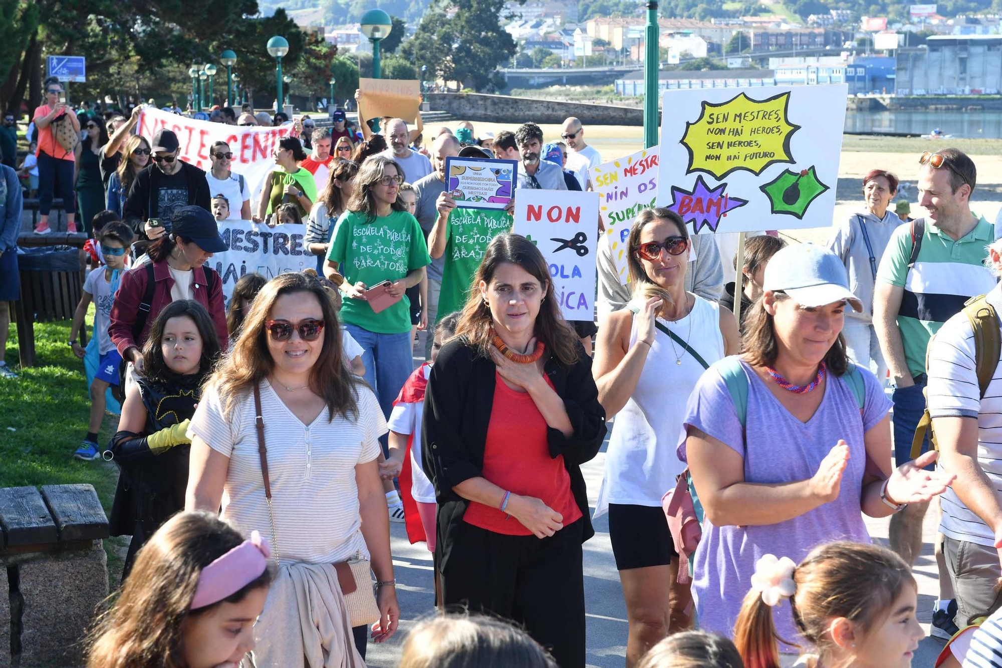 Caminata en Oleiros para reclamar más docentes en el colegio Valle-Inclán