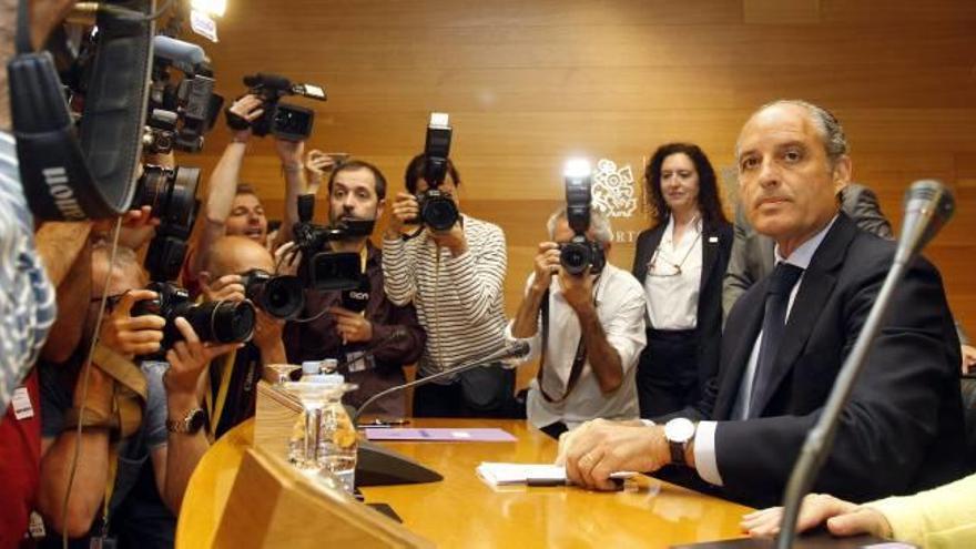 El expresidente Camps toma asiento, ayer en las Corts, antes del inicio de la comisión que investiga los sobrecostes de Ciegsa.