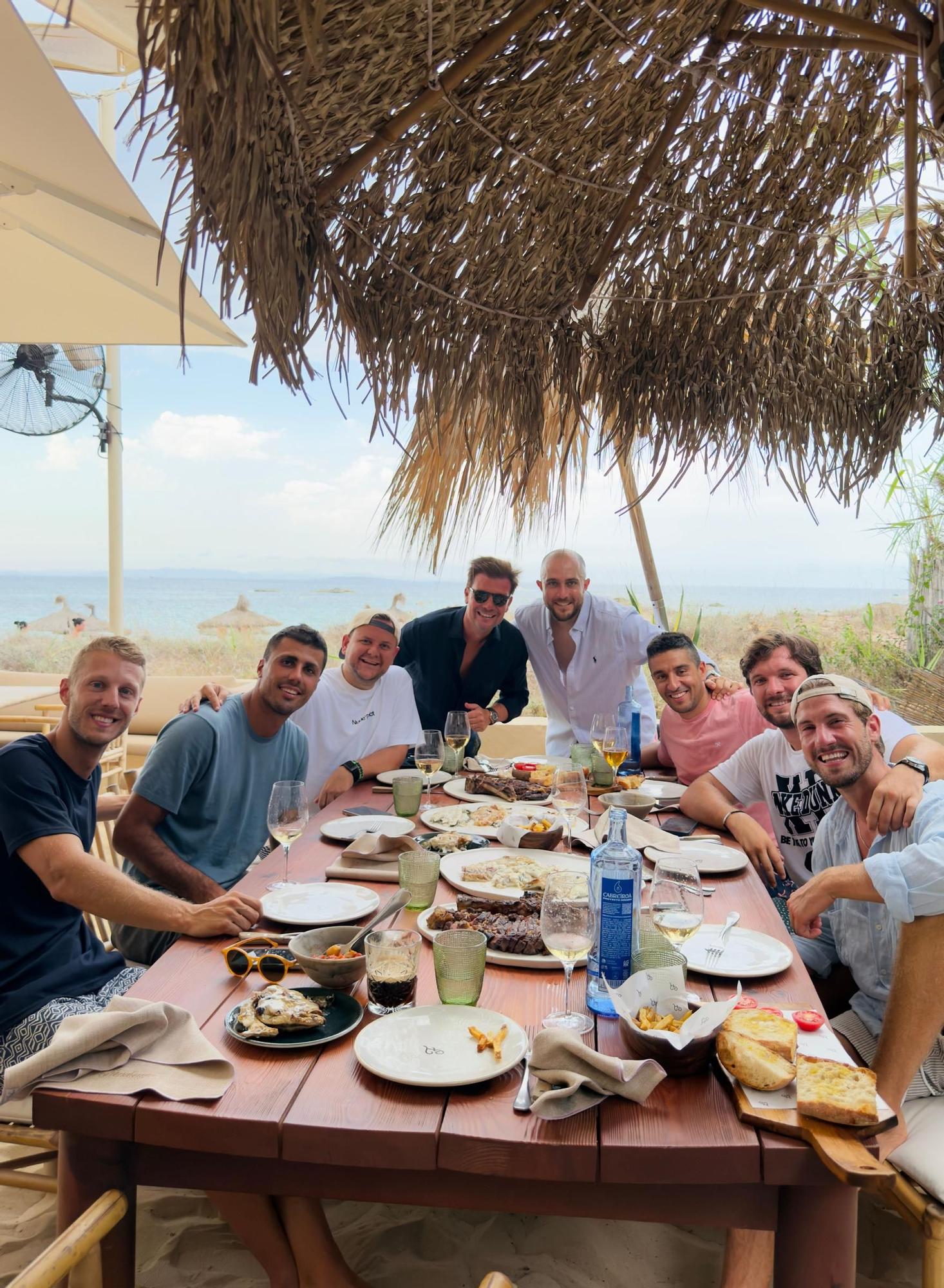 Imagen de Rodri con varios amigos comiendo en Formentera