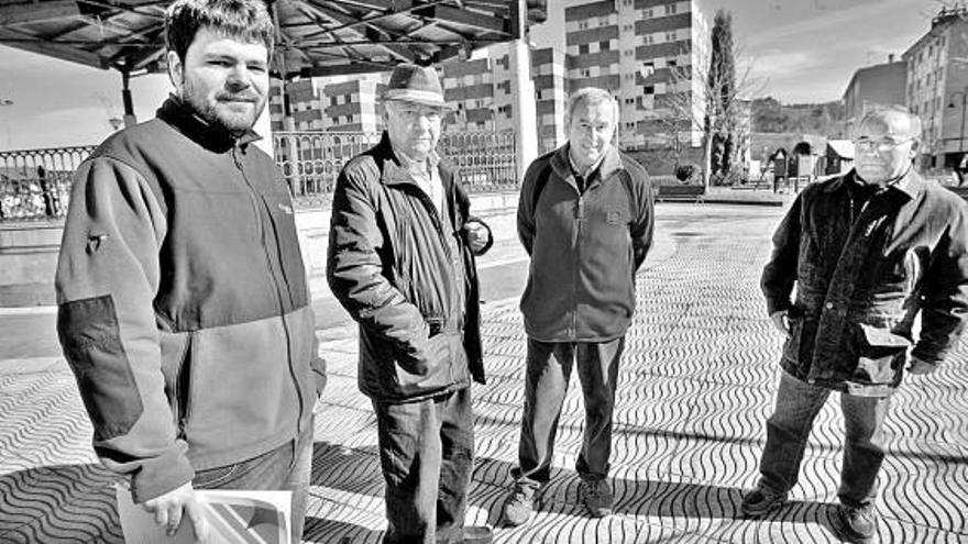 David García, junto a representantes de la asociación vecinal, ayer, en el parque de Cancienes.