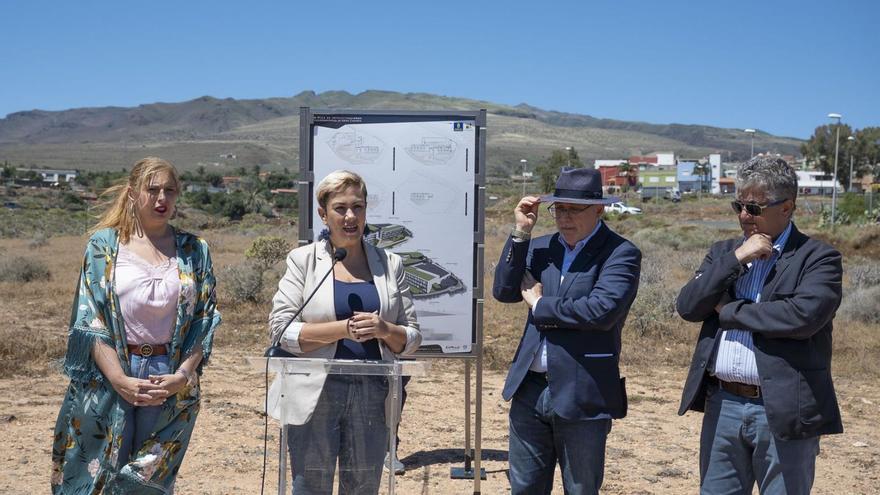 Por la izquierda, Isabel Mena, Ana Hernández, Antonio Morales y Juan Díaz, ayer en los terrenos de la futura residencia. | | LP/DLP