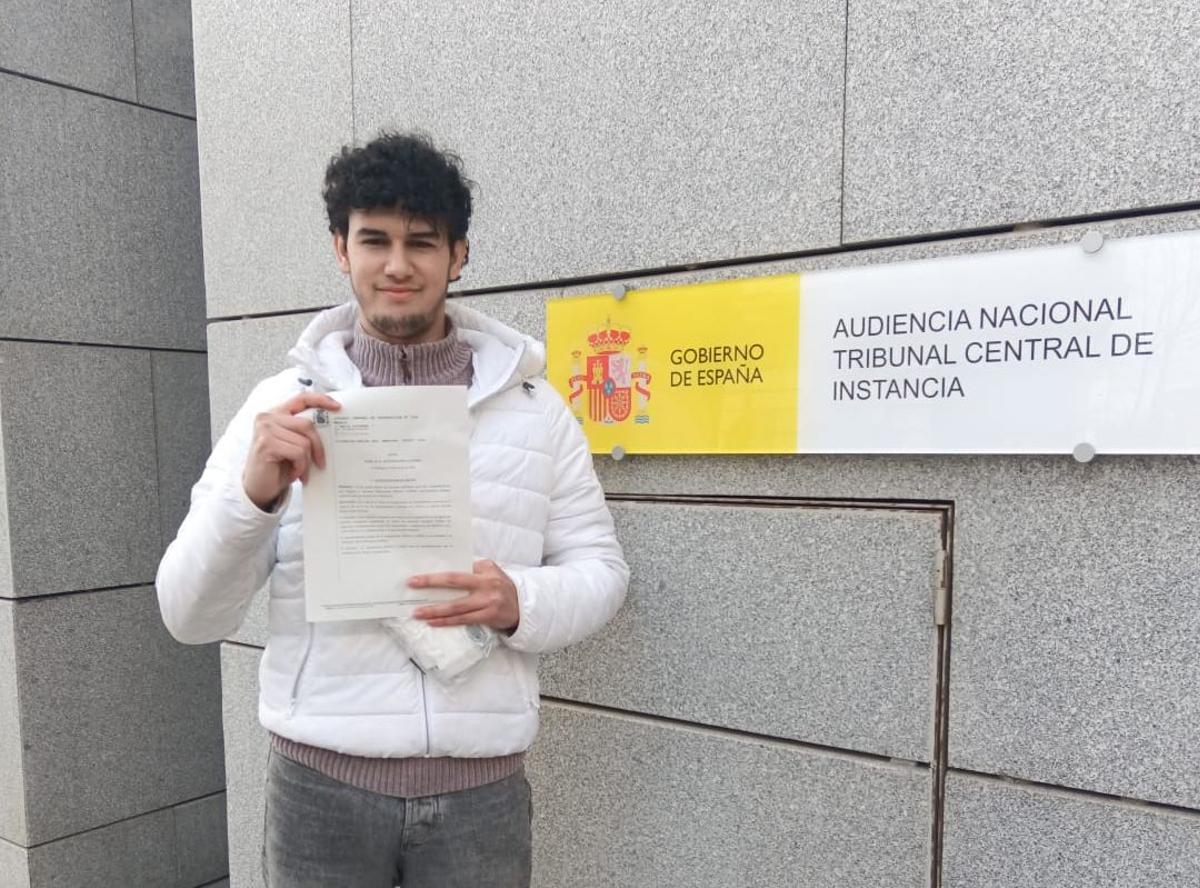 Salaheddine, el cartagenero de 21 años detenido en La Palma, en la puerta de la Audiencia Nacional tras salir libre.